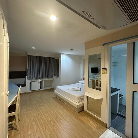 Royal Garden Home Hotel Bangkok Exterior foto