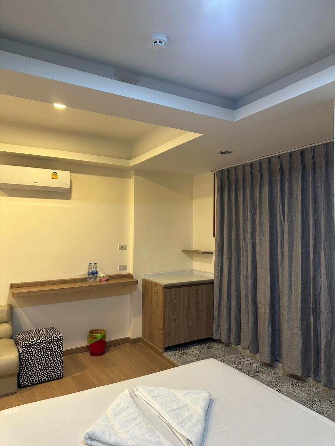 Royal Garden Home Hotel Bangkok Exterior foto