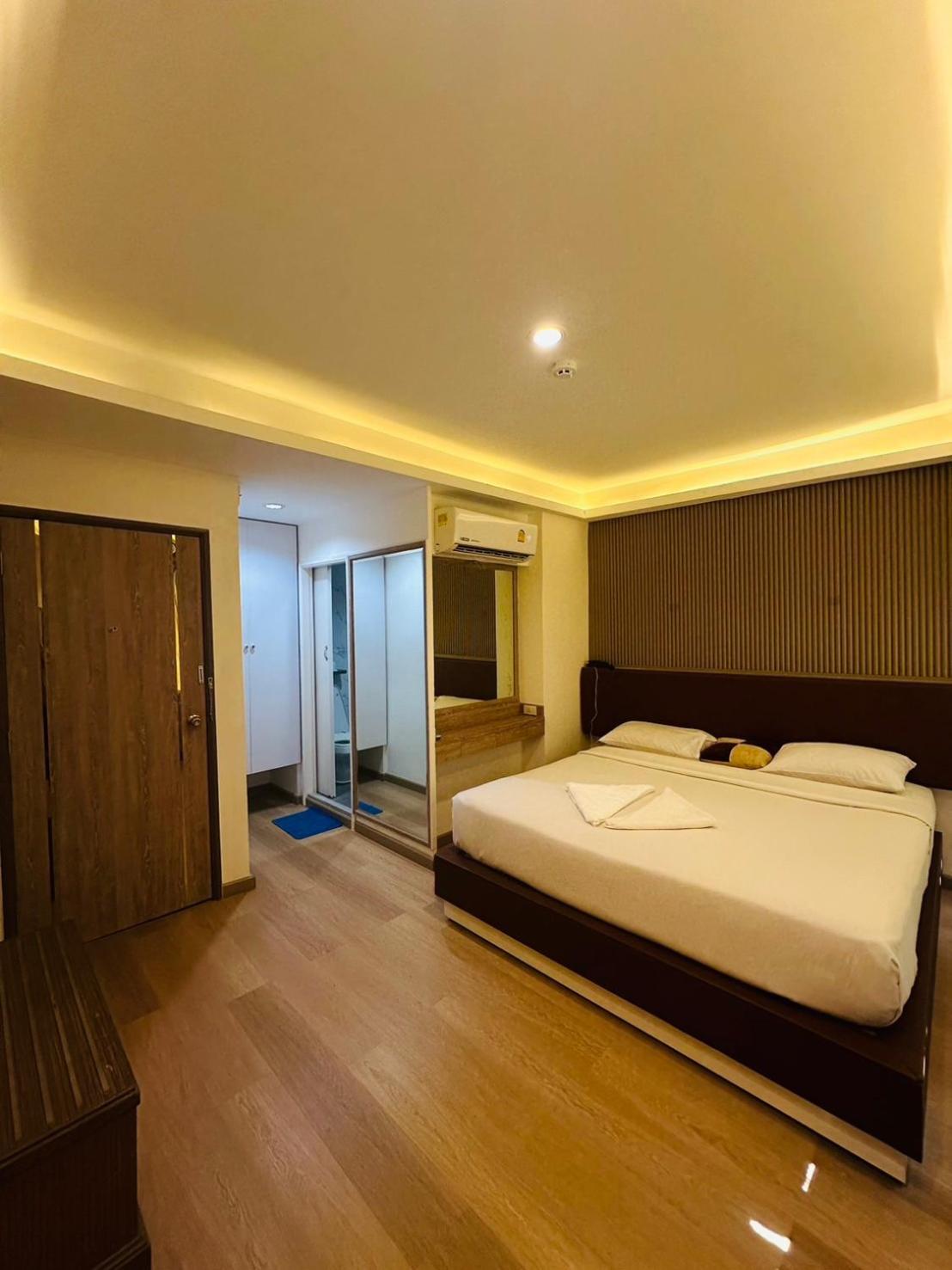 Royal Garden Home Hotel Bangkok Exterior foto